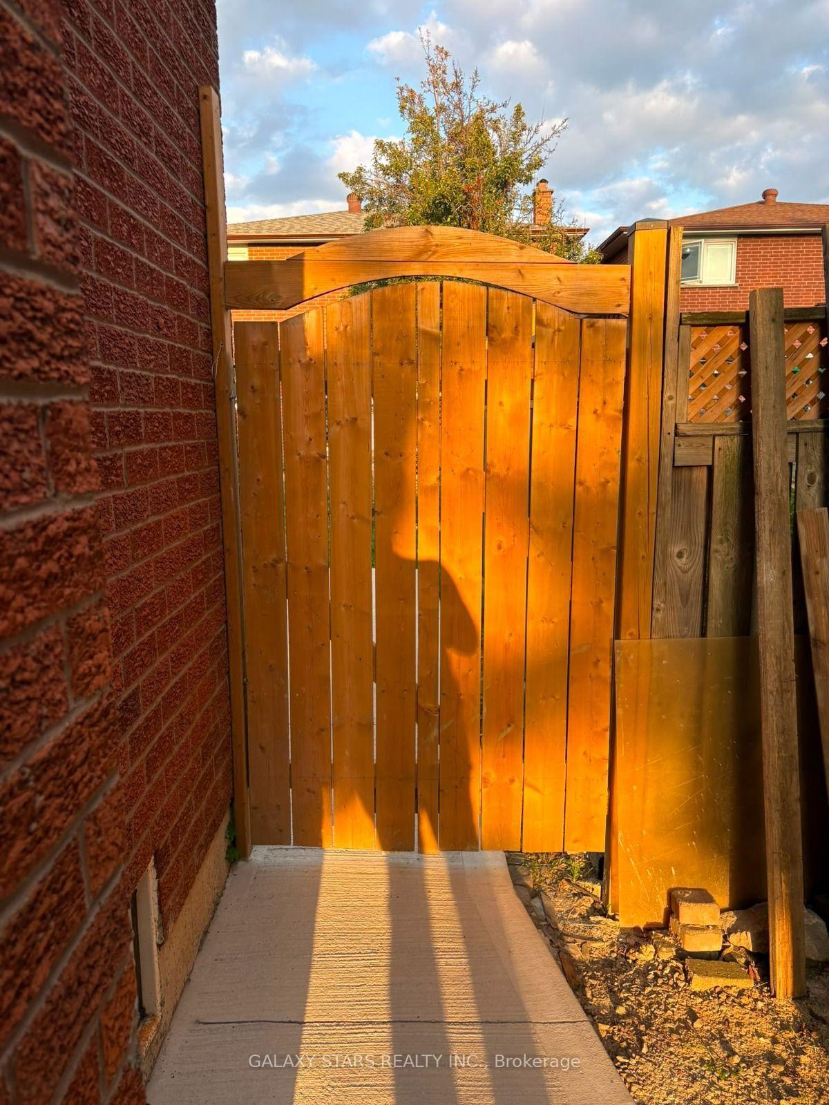 Photo 33 of 11 Woodlot Crescent, Etobicoke, West Humber-Clairville — HOMEH