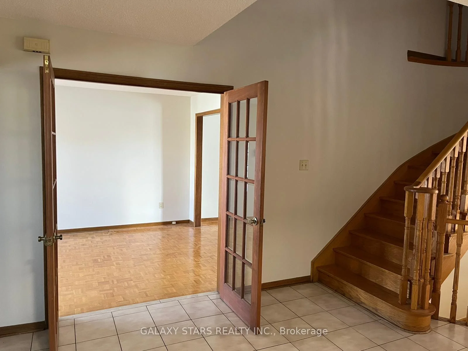 Photo 4 of 11 Woodlot Crescent, Etobicoke, West Humber-Clairville — HOMEH