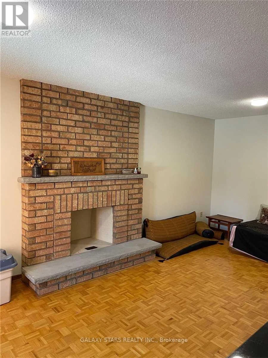 Photo 7 of 11 Woodlot Crescent, Etobicoke, West Humber-Clairville — HOMEH