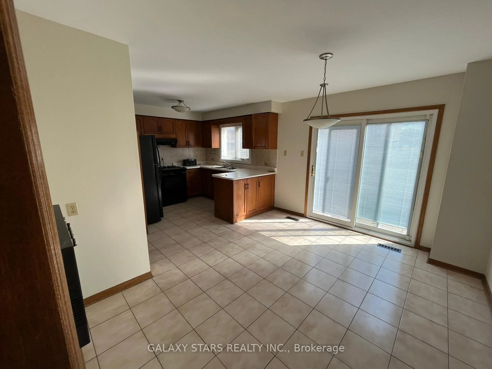 Photo 8 of 11 Woodlot Crescent, Etobicoke, West Humber-Clairville — HOMEH