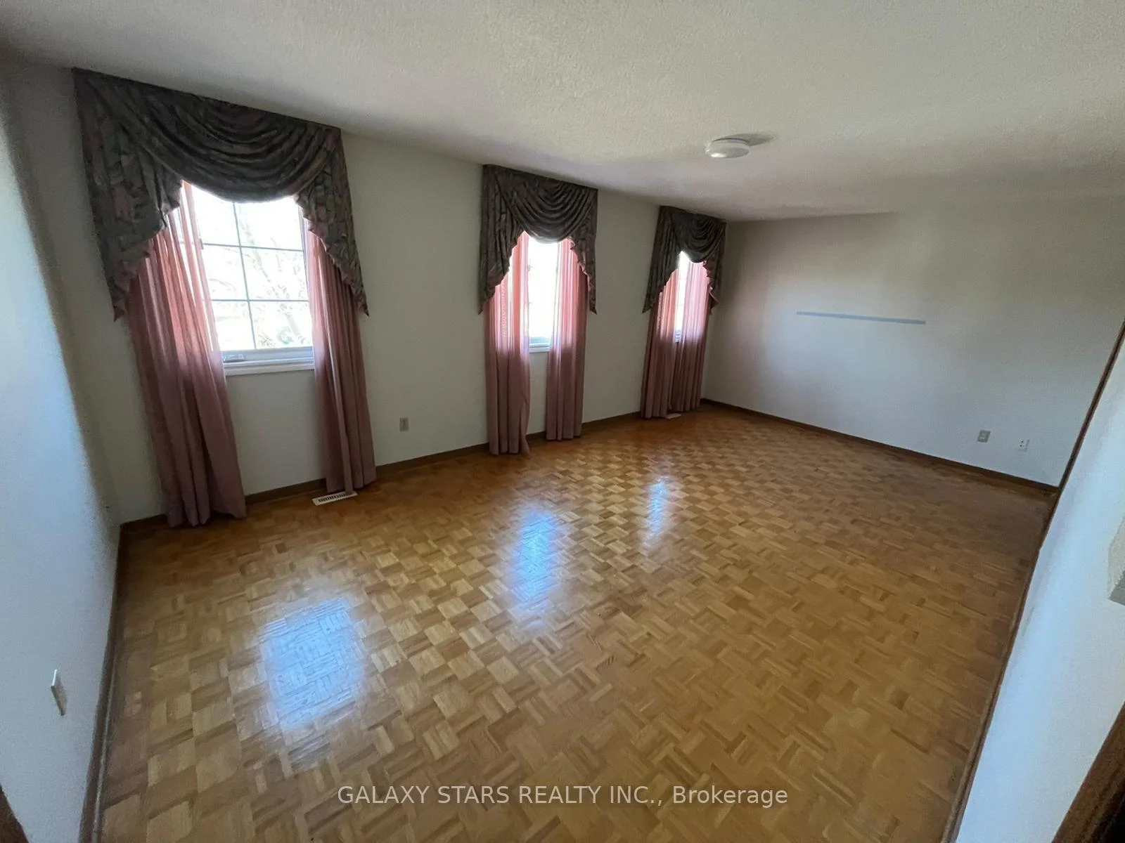 Photo 12 of 11 Woodlot Crescent, Etobicoke, West Humber-Clairville — HOMEH
