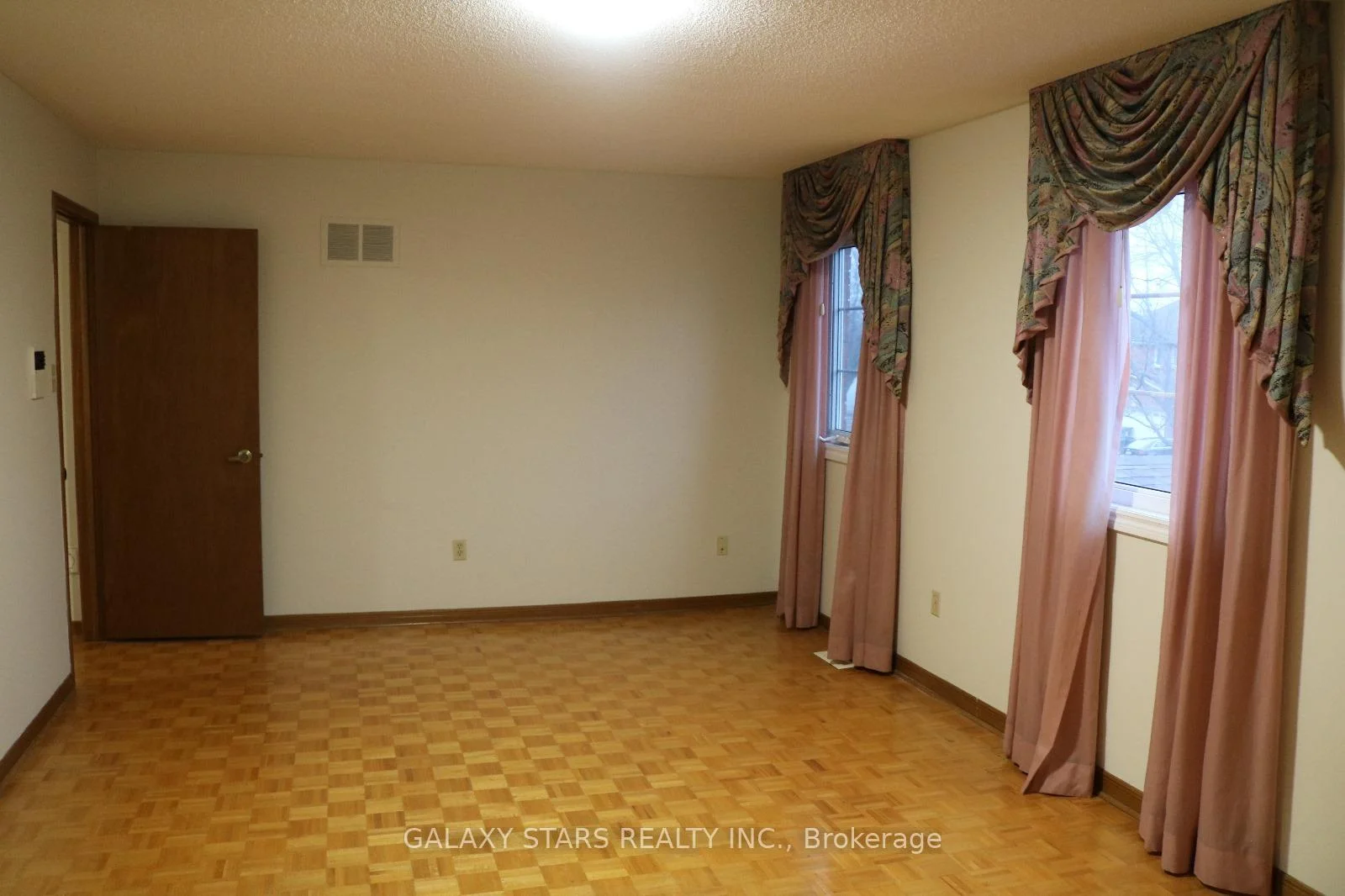 Photo 13 of 11 Woodlot Crescent, Etobicoke, West Humber-Clairville — HOMEH