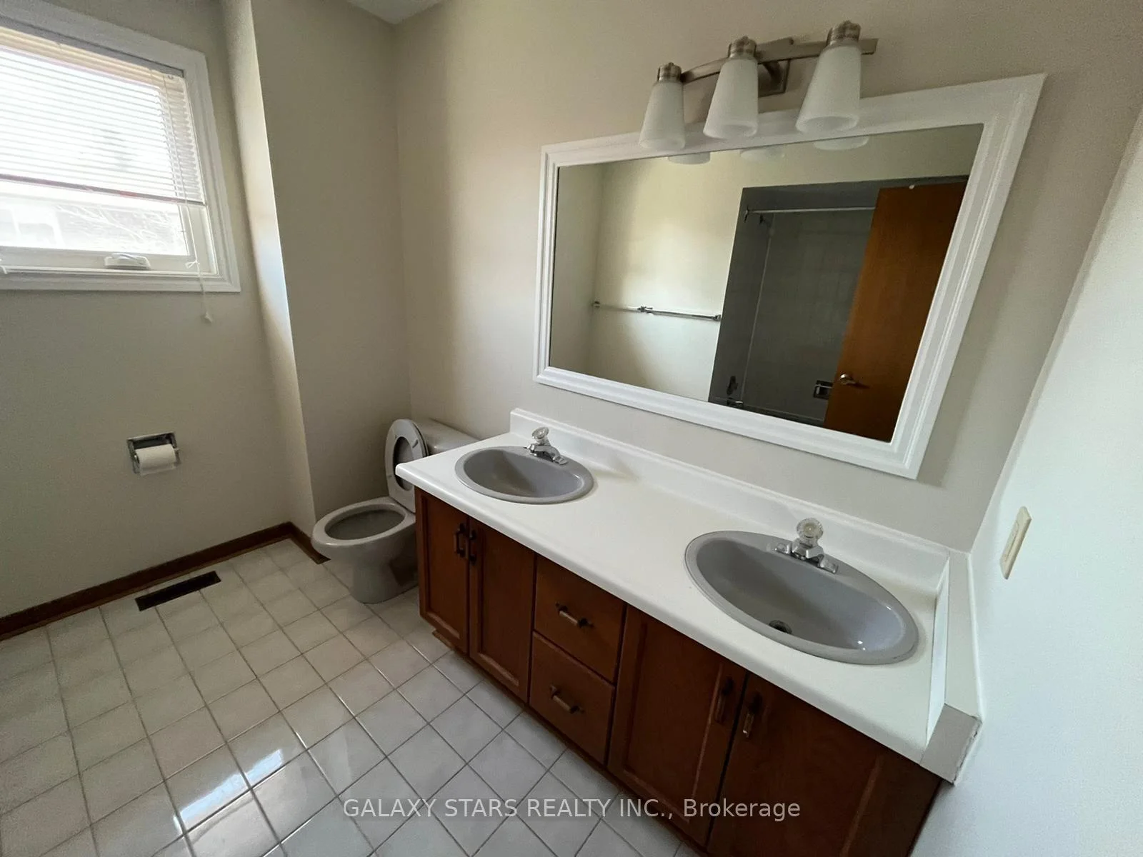 Photo 18 of 11 Woodlot Crescent, Etobicoke, West Humber-Clairville — HOMEH