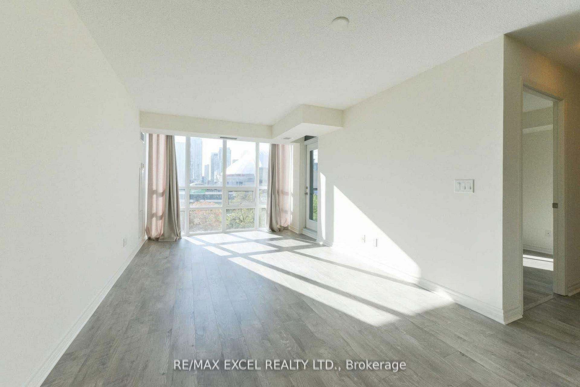 Photo 4 of Unit 815, 25 Lower Simcoe Street, Toronto, Waterfront Communities — HOMEH