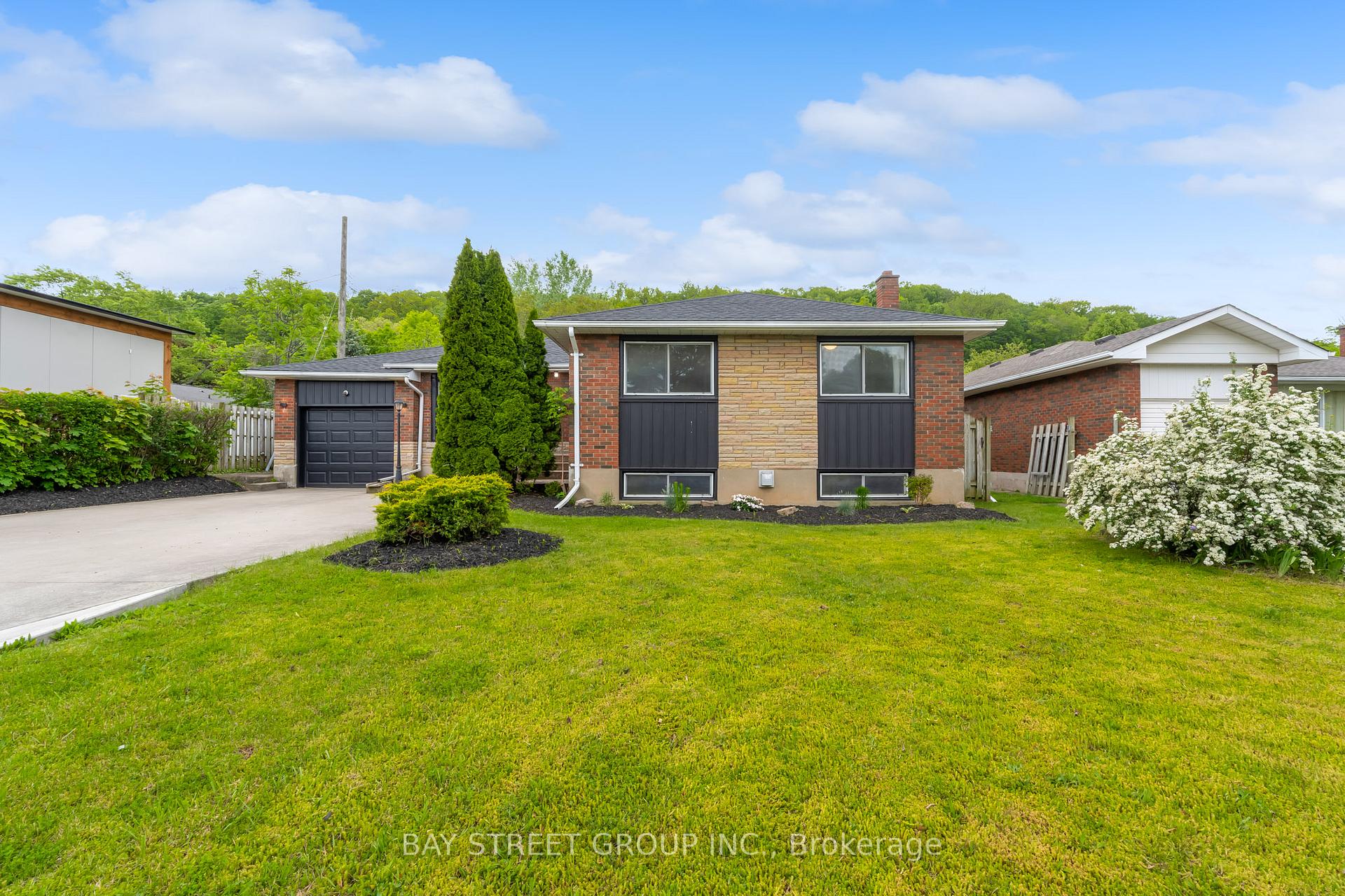 Photo 2 of 8 Glenbarr Road, St. Catharines, Glendale/Glenridge — HOMEH