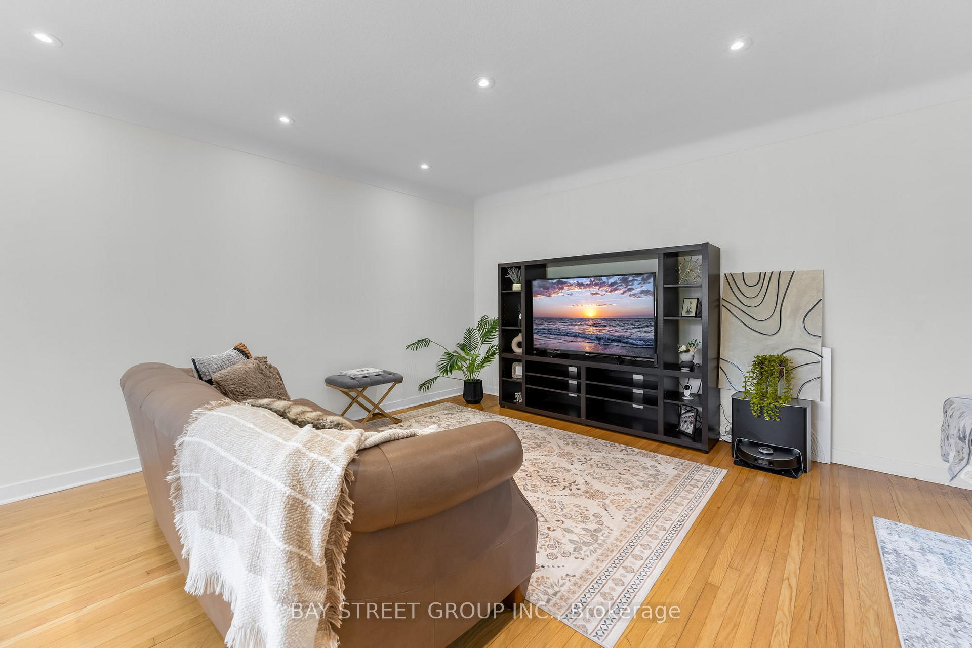 Photo 5 of 8 Glenbarr Road, St. Catharines, Glendale/Glenridge — HOMEH
