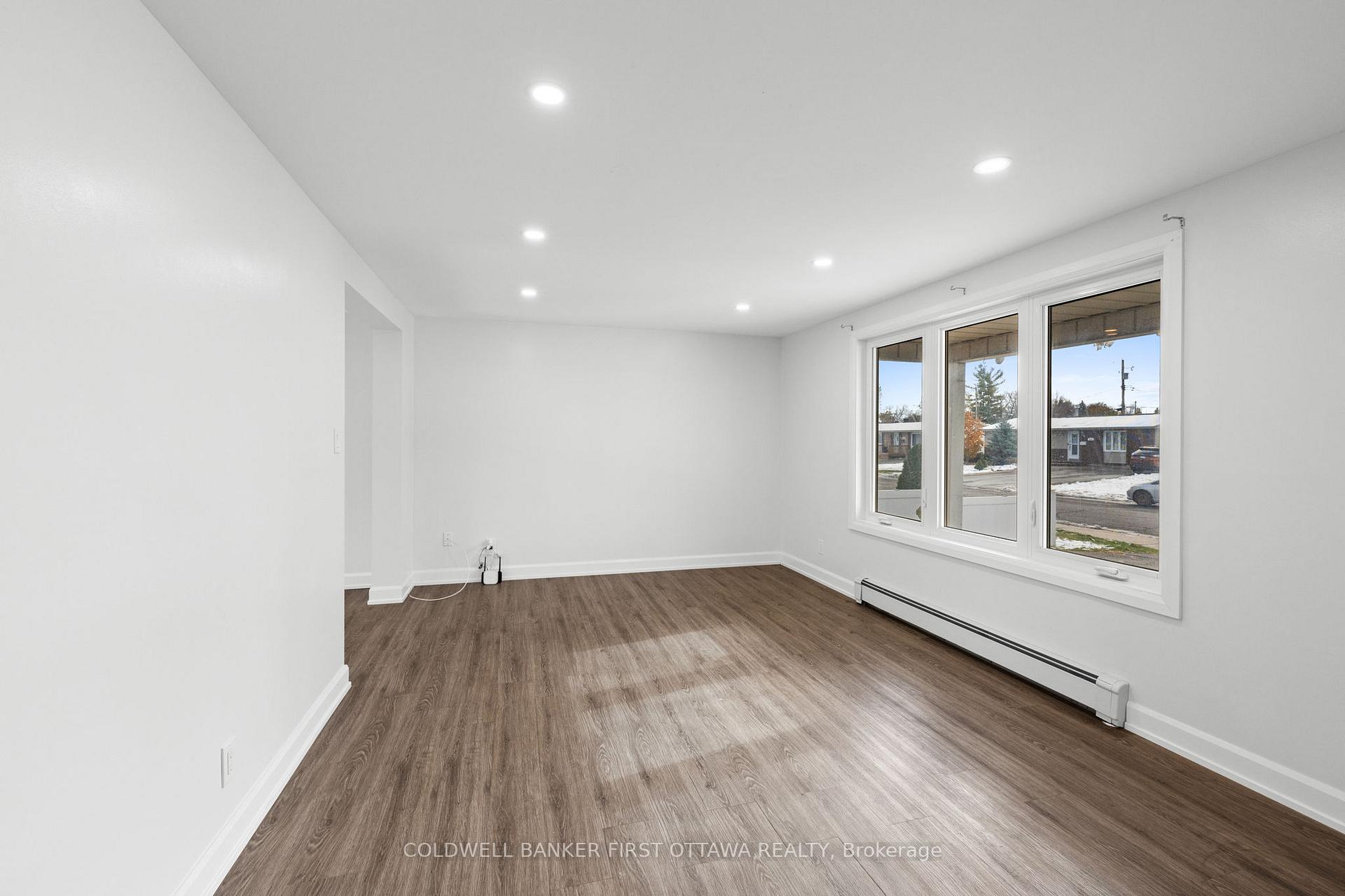 Photo 3 of 351 Amiens Street, Ottawa, Bilberry Creek/Queenswood Heights — HOMEH