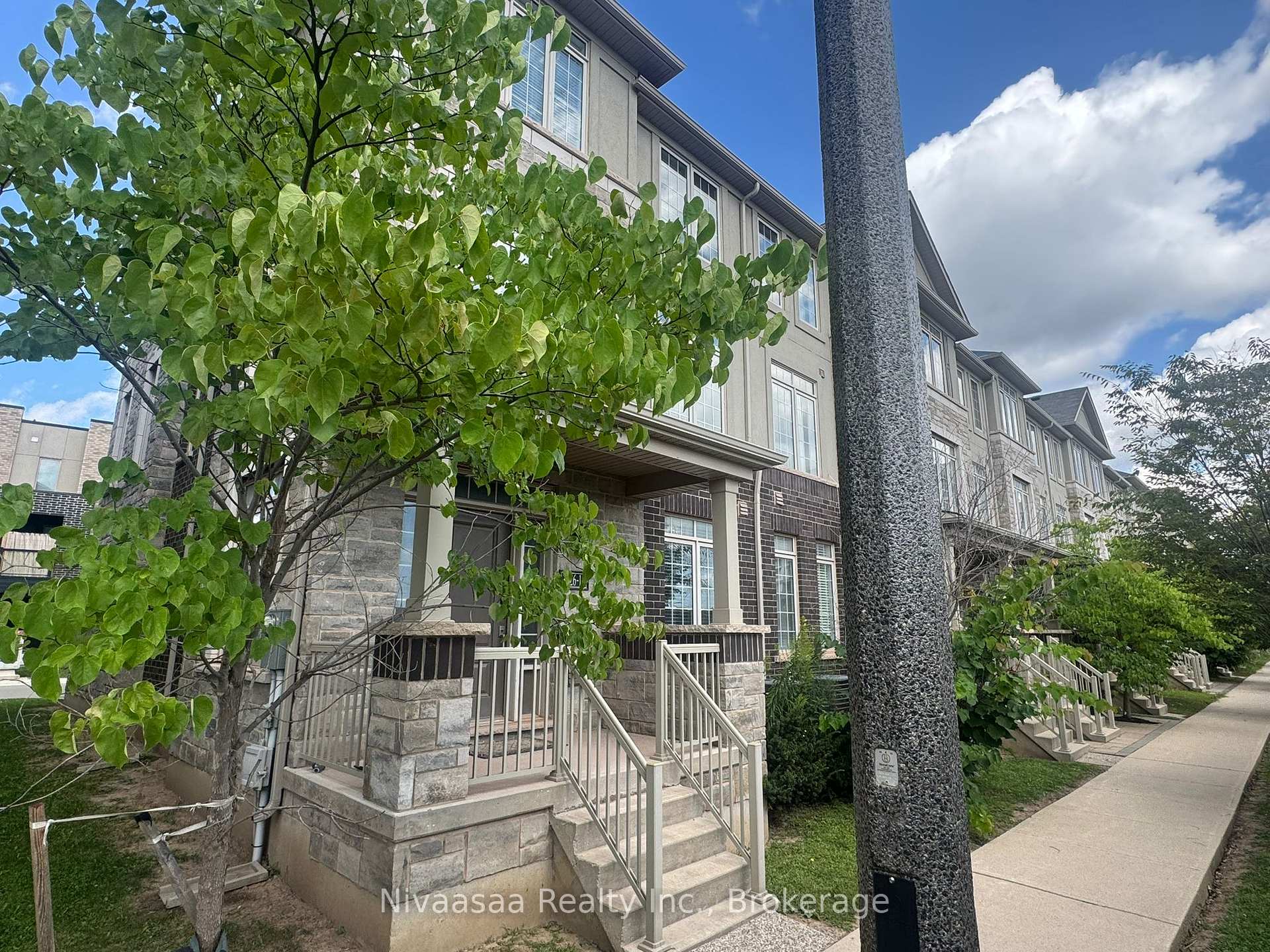 Photo 3 of Unit 13, 3026 Postridge Drive, Oakville, Joshua Meadows — HOMEH