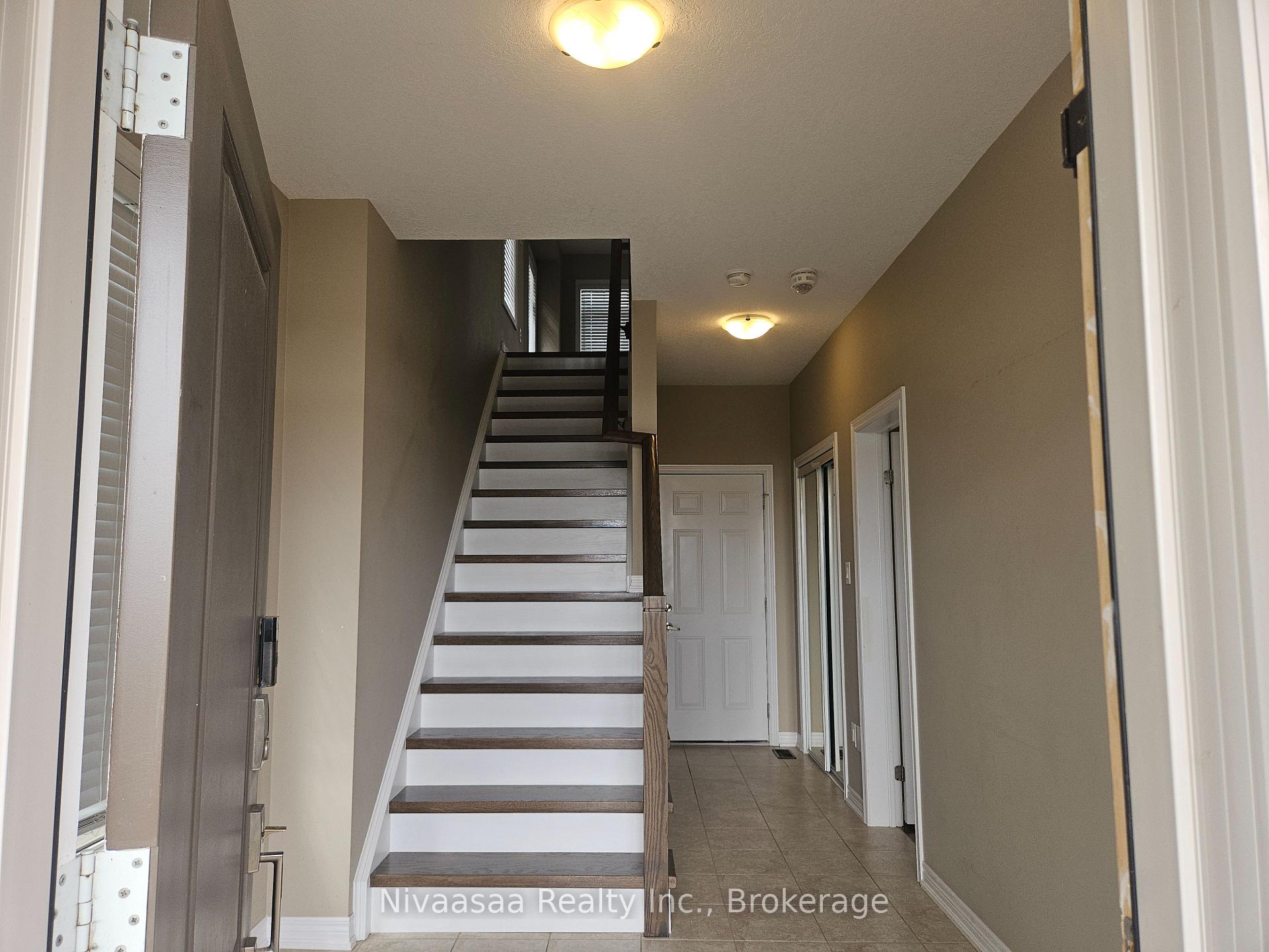 Photo 4 of Unit 13, 3026 Postridge Drive, Oakville, Joshua Meadows — HOMEH