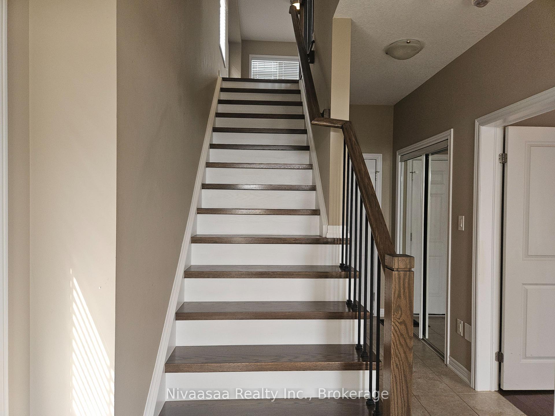 Photo 5 of Unit 13, 3026 Postridge Drive, Oakville, Joshua Meadows — HOMEH