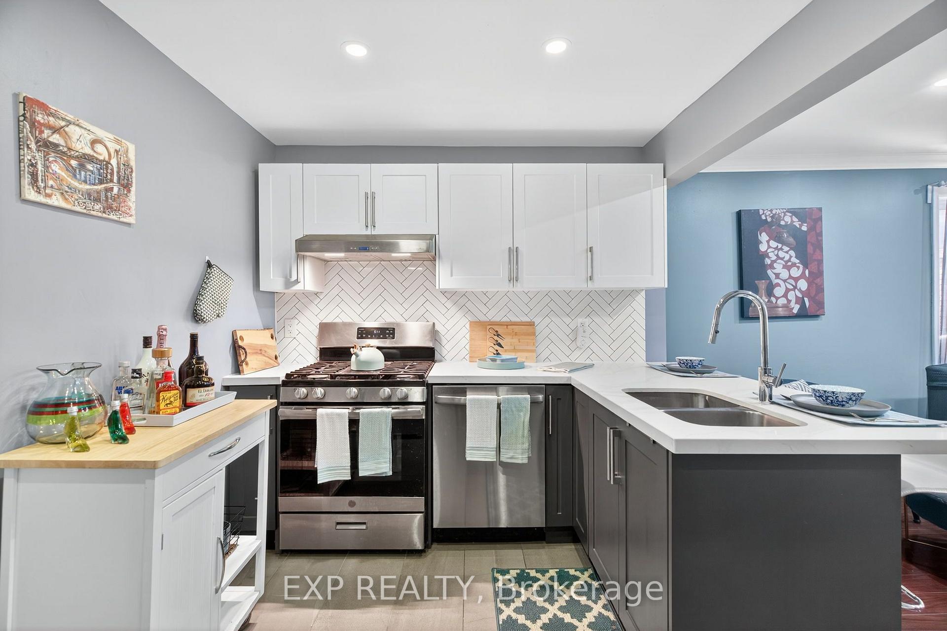 Photo 5 of 358 McRoberts Avenue, Toronto, Caledonia-Fairbank — HOMEH