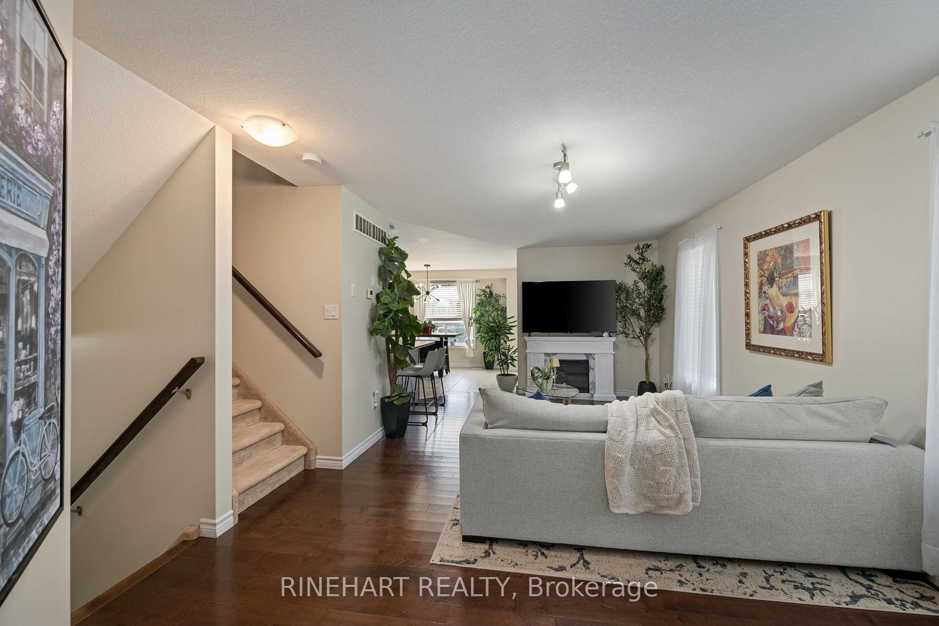 Photo 5 of 939 Silverfox Crescent, London, North S — HOMEH