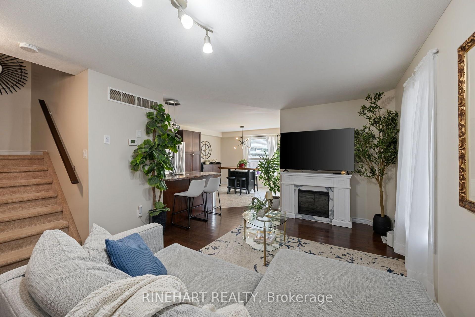 Photo 7 of 939 Silverfox Crescent, London, North S — HOMEH
