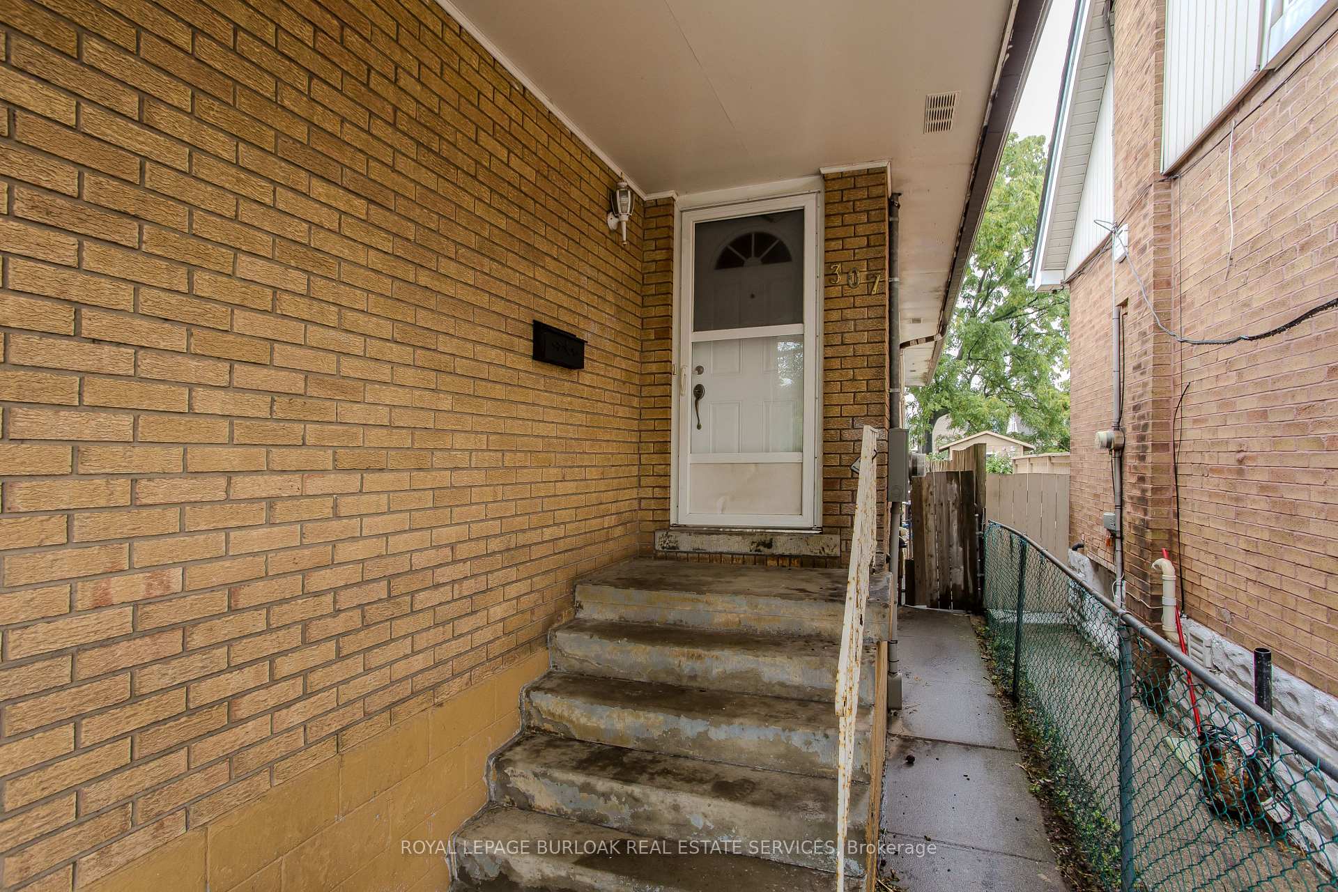 Photo 3 of 307 Dunsmure Road, Hamilton, Crown Point — HOMEH