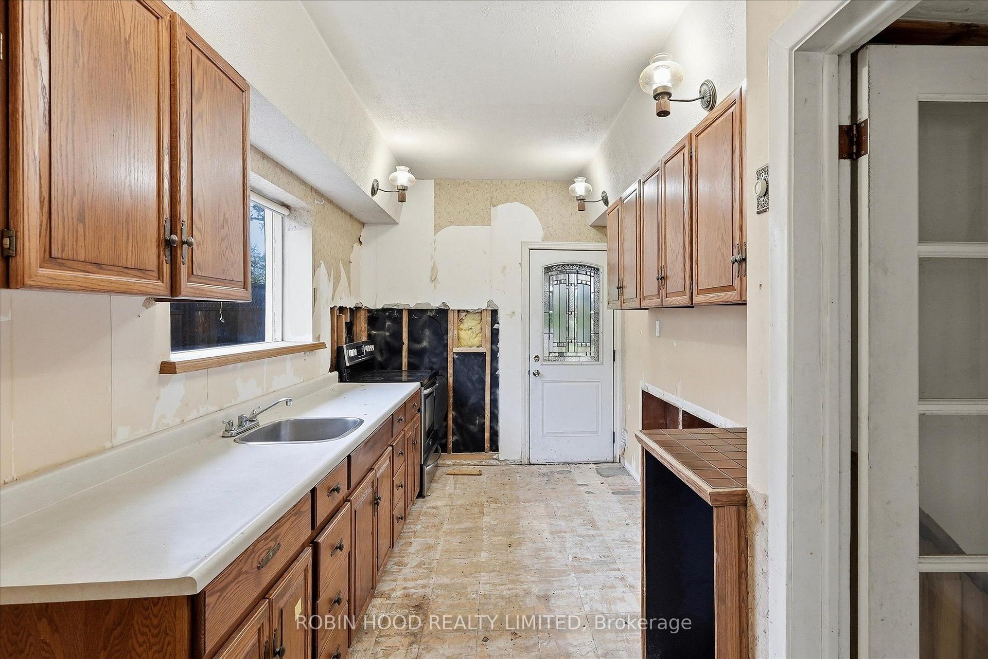 Photo 9 of 8 Pandora Circle, Scarborough, Woburn — HOMEH