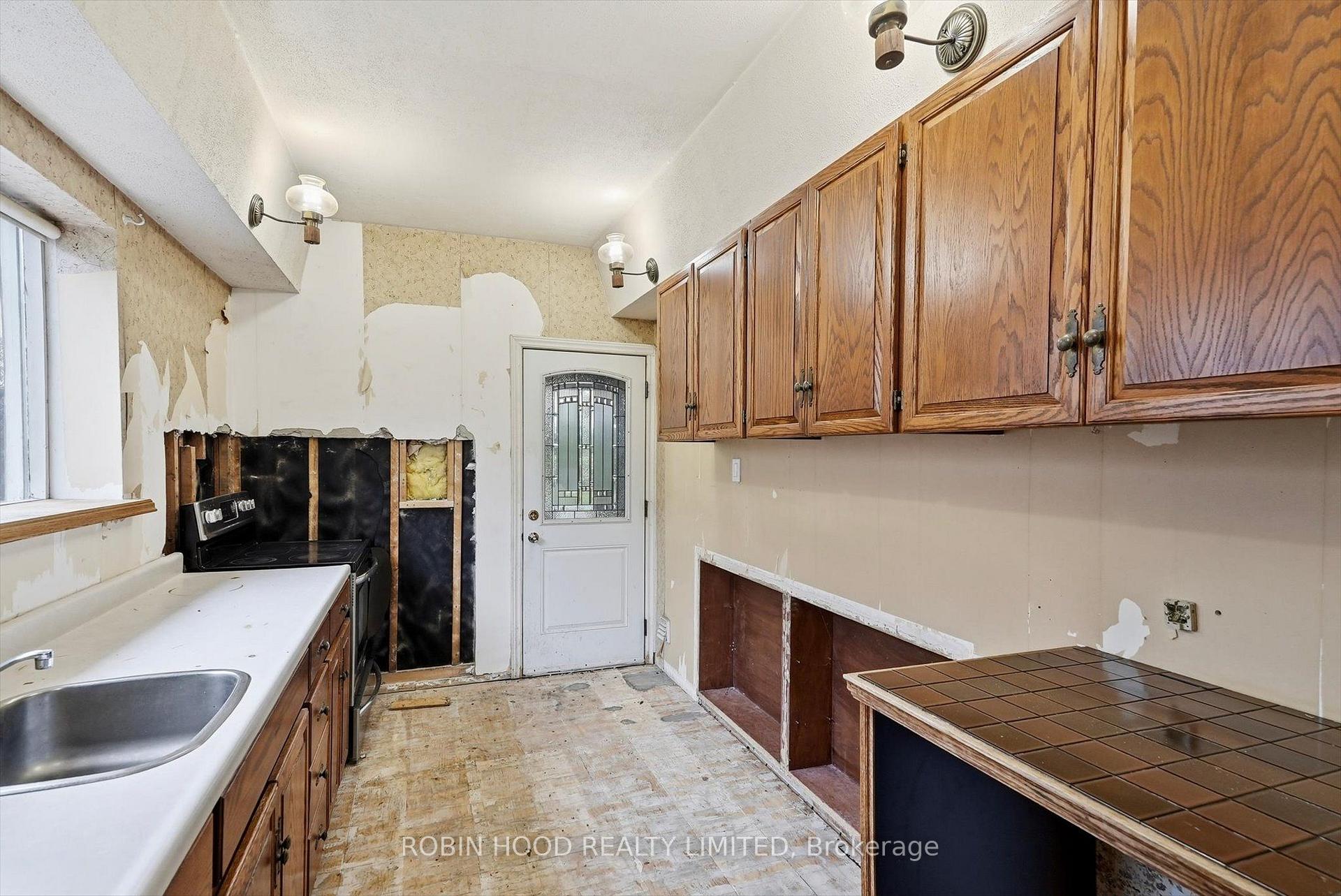 Photo 11 of 8 Pandora Circle, Scarborough, Woburn — HOMEH