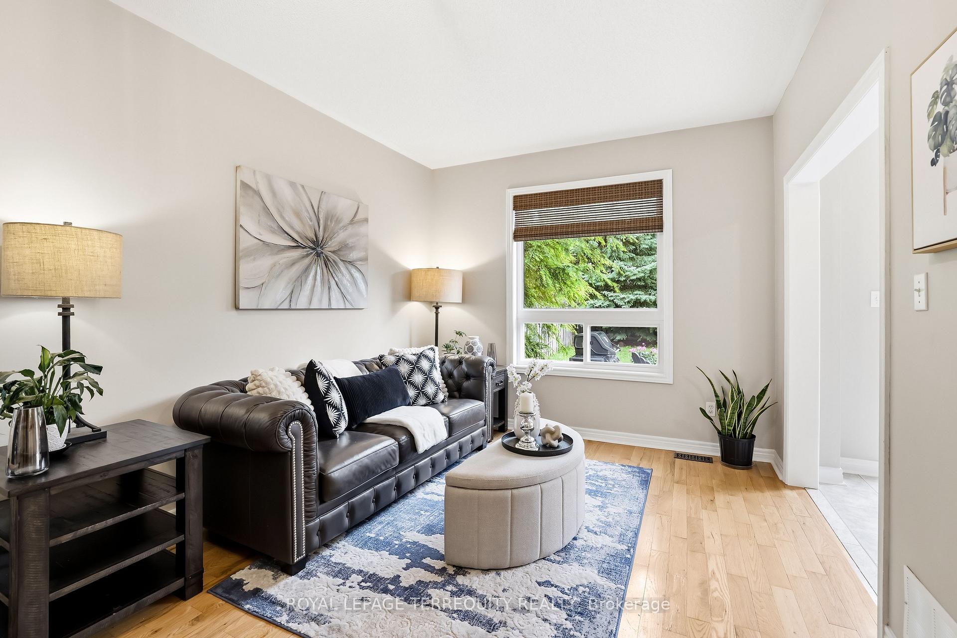 Photo 11 of 8 Sinden Drive, Whitby, Brooklin — HOMEH