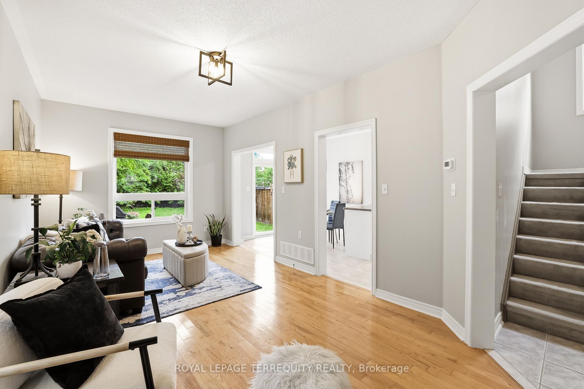 Photo 10 of 8 Sinden Drive, Whitby, Brooklin — HOMEH
