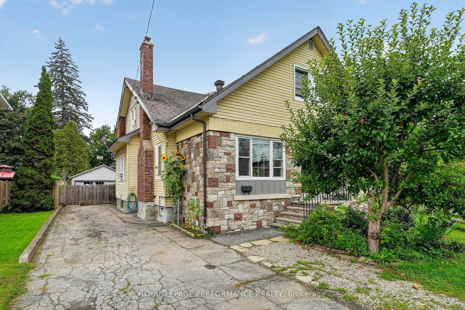 Photo 2 of 114 Gloucester Street N, Cornwall, Cornwall — HOMEH