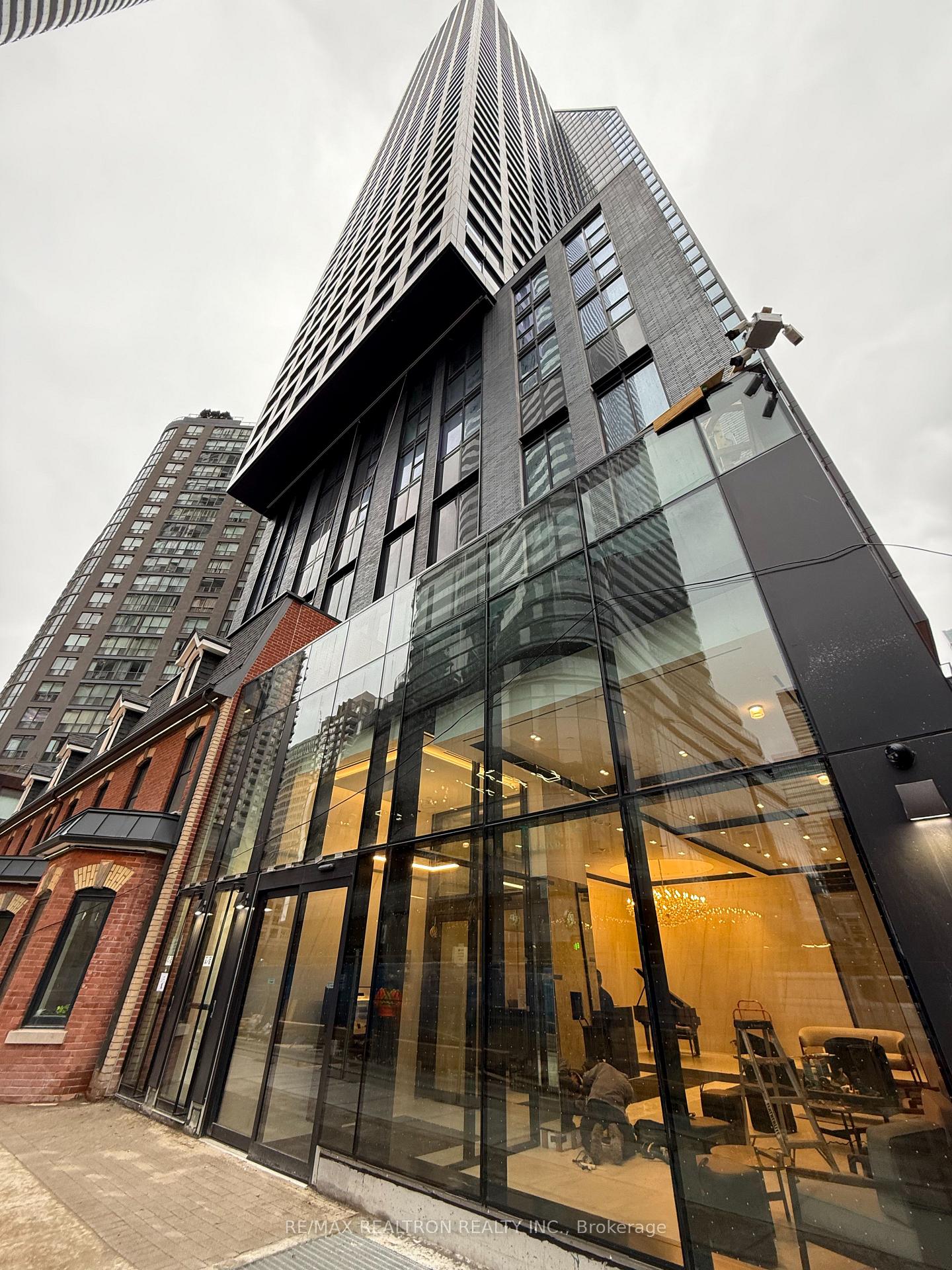 Front of Unit 1009, 8 Wellesley Street W
