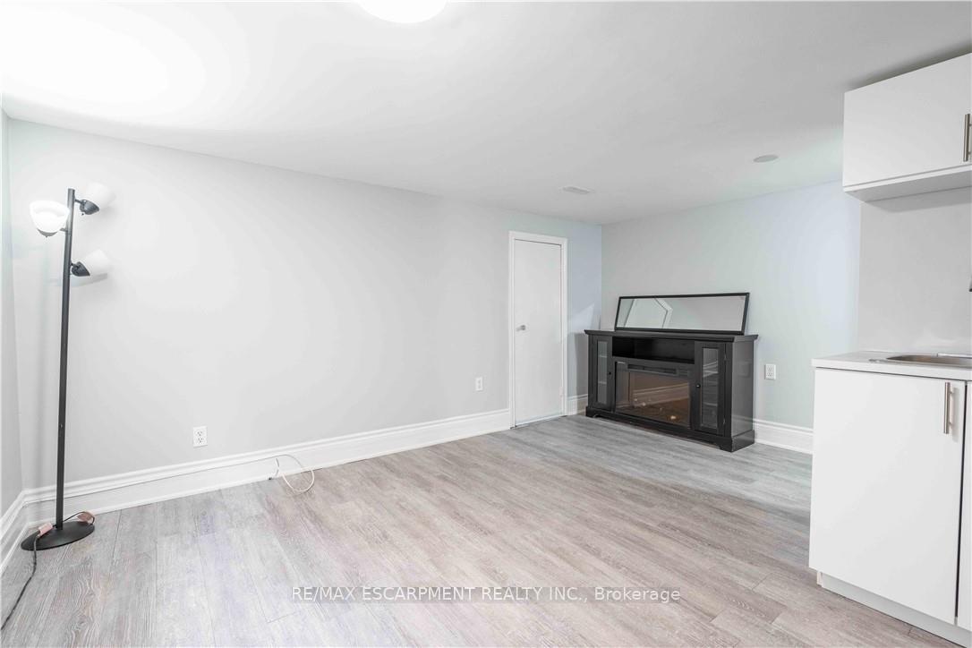 Photo 10 of Unit B, 73 West 3RD Street, Hamilton, Bonnington — HOMEH