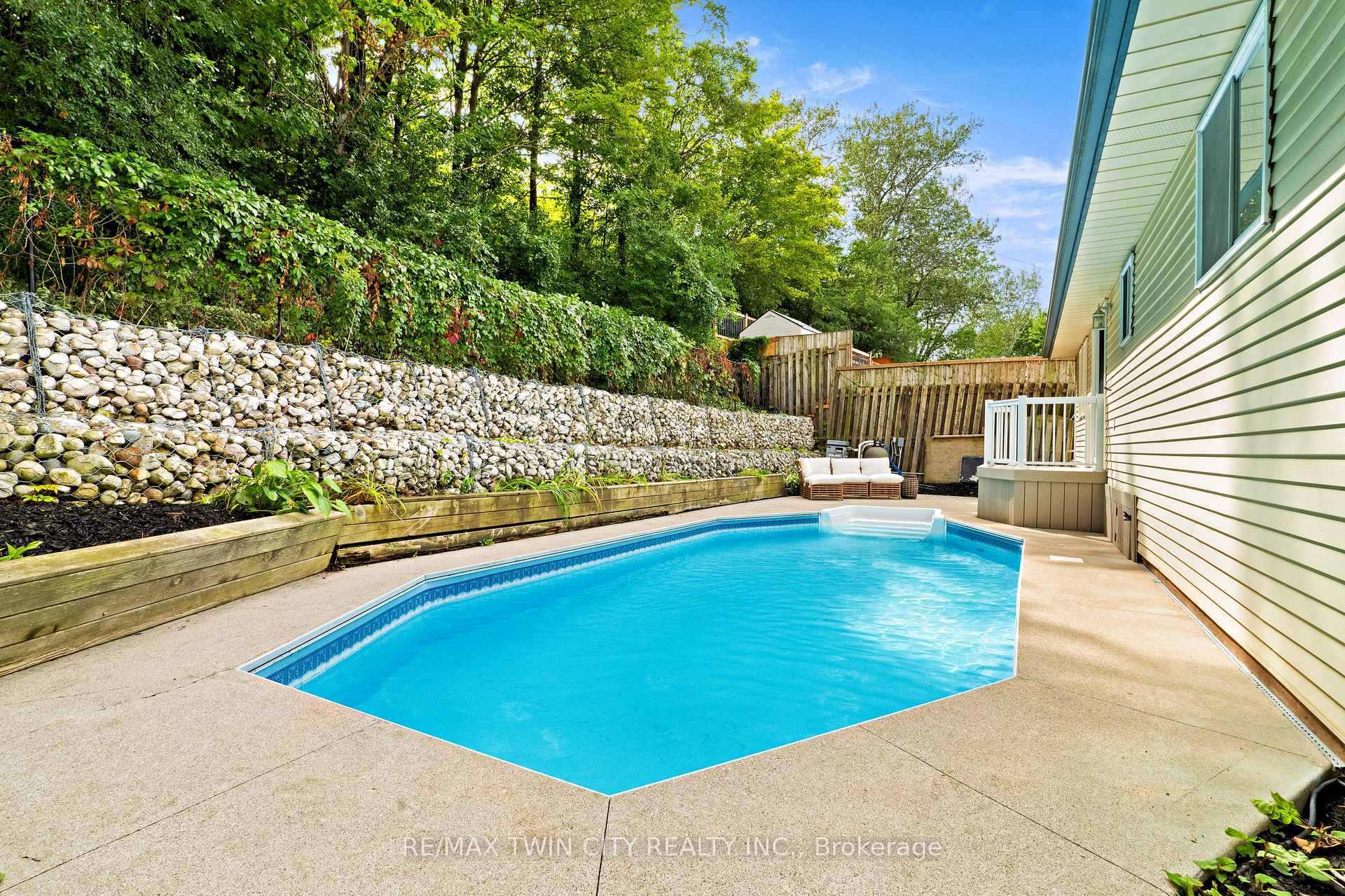 Photo 4 of 57 Yellow Birch Drive, Kitchener, Forest Heights — HOMEH