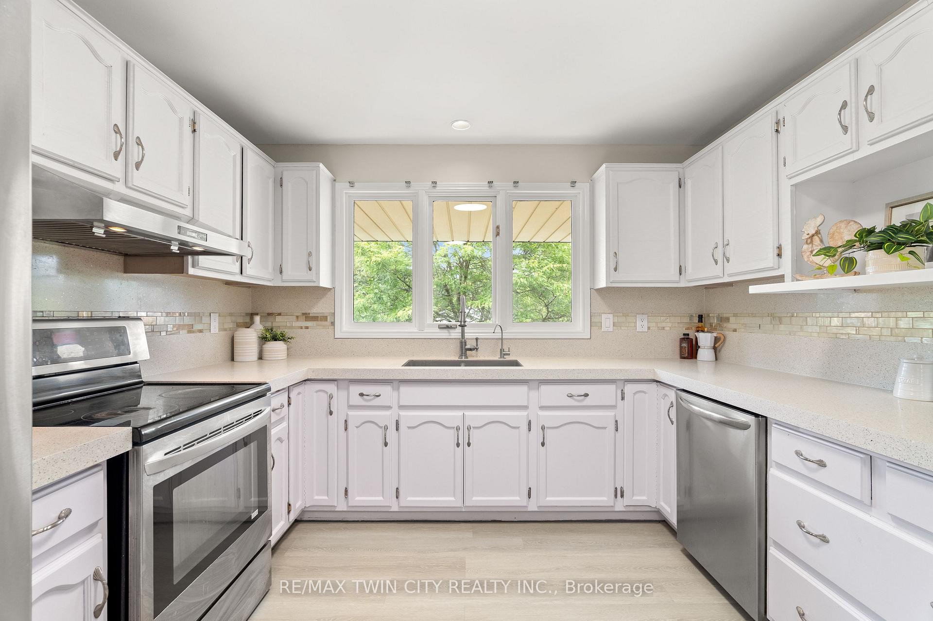 Photo 18 of 57 Yellow Birch Drive, Kitchener, Forest Heights — HOMEH