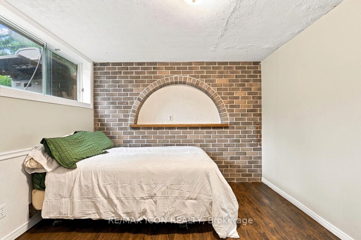 Photo 23 of 25 Upcott Crescent, London, South Y — HOMEH