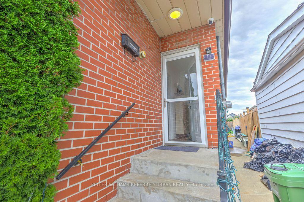 Photo 3 of 13 Teston Boulevard, Toronto, Rockcliffe-Smythe — HOMEH