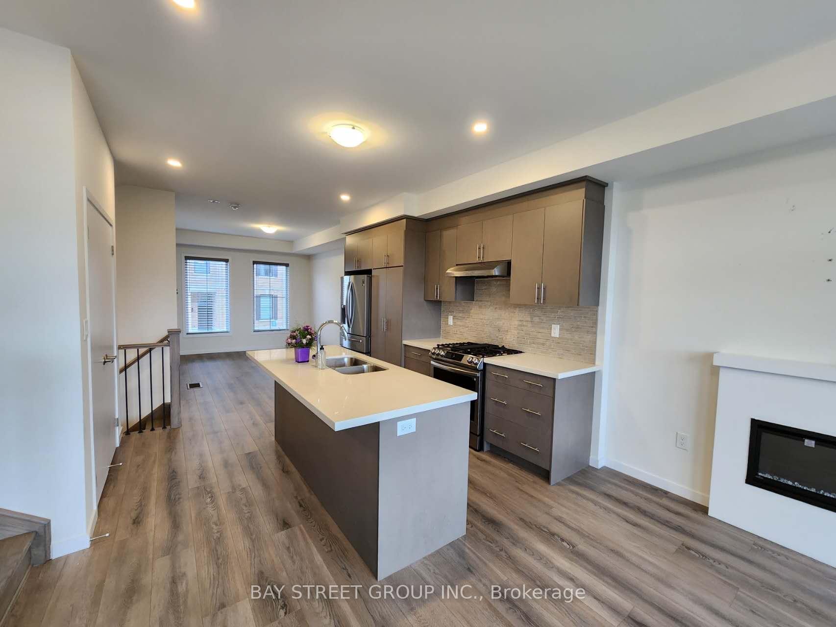 Photo 3 of 70 Seacoasts Circle, Vaughan, Maple — HOMEH