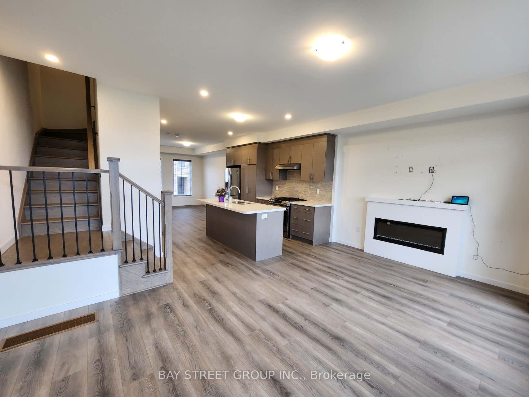 Photo 4 of 70 Seacoasts Circle, Vaughan, Maple — HOMEH
