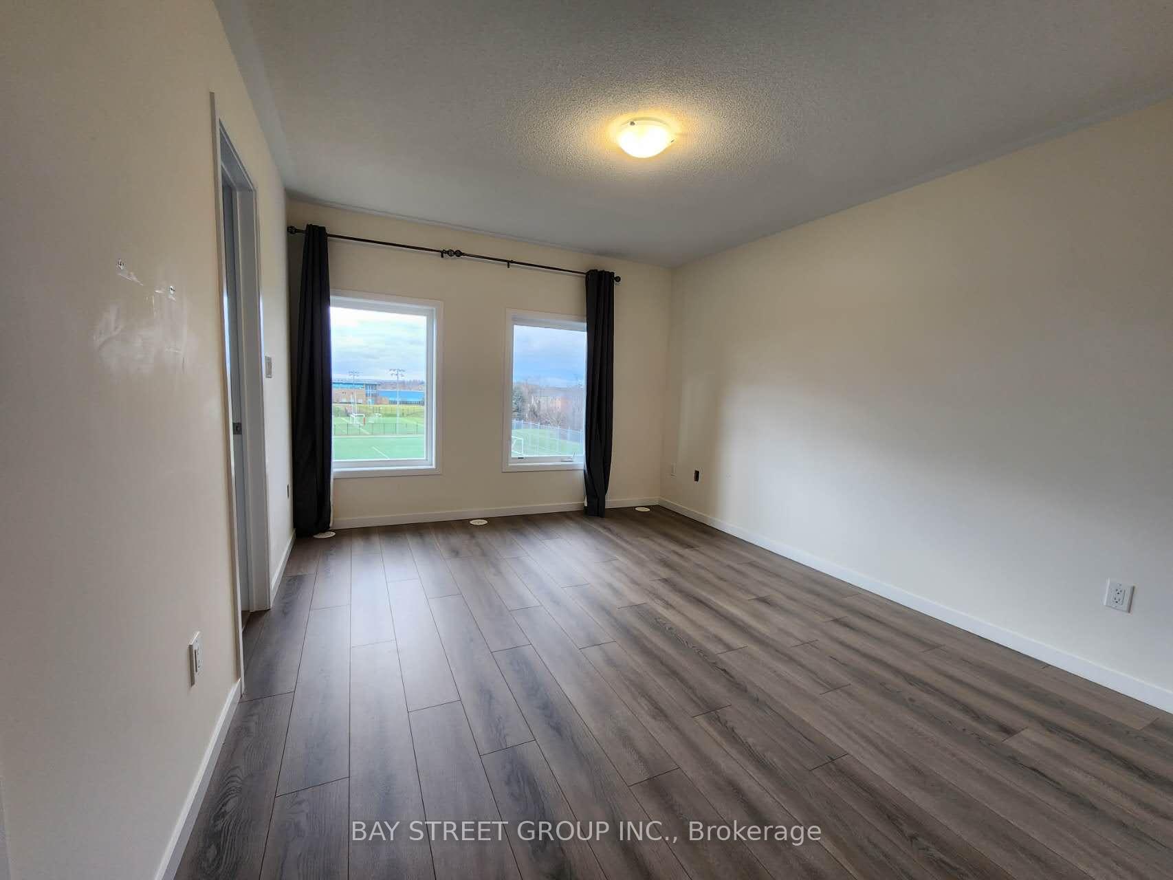 Photo 9 of 70 Seacoasts Circle, Vaughan, Maple — HOMEH