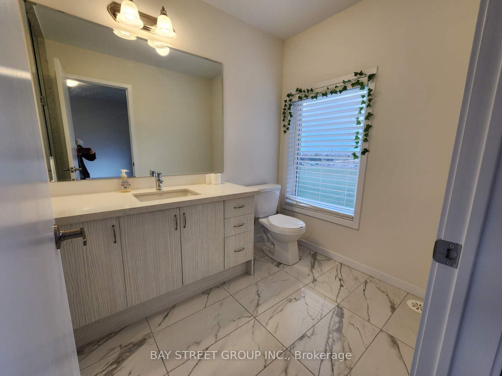Photo 11 of 70 Seacoasts Circle, Vaughan, Maple — HOMEH