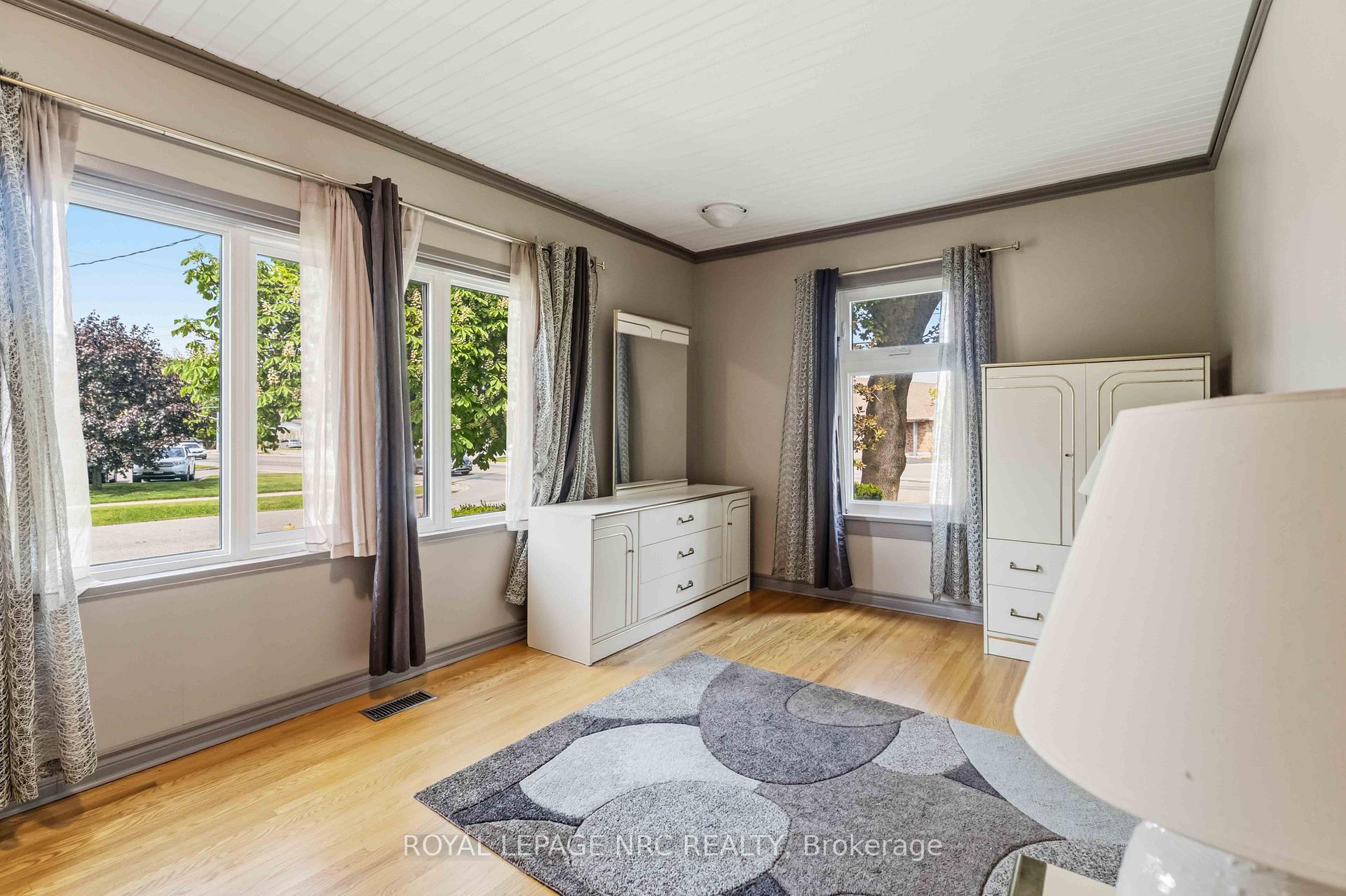 Photo 8 of 304 Scott Street S, St. Catharines, Fairview — HOMEH