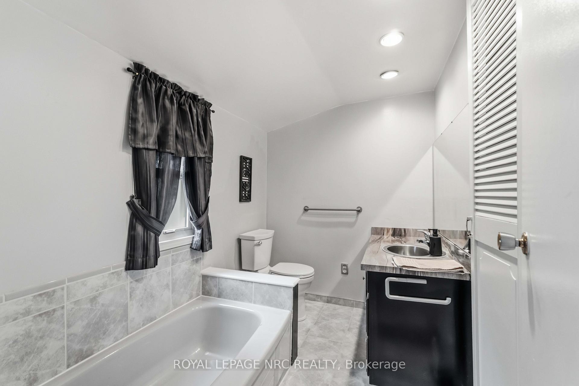 Photo 21 of 304 Scott Street S, St. Catharines, Fairview — HOMEH