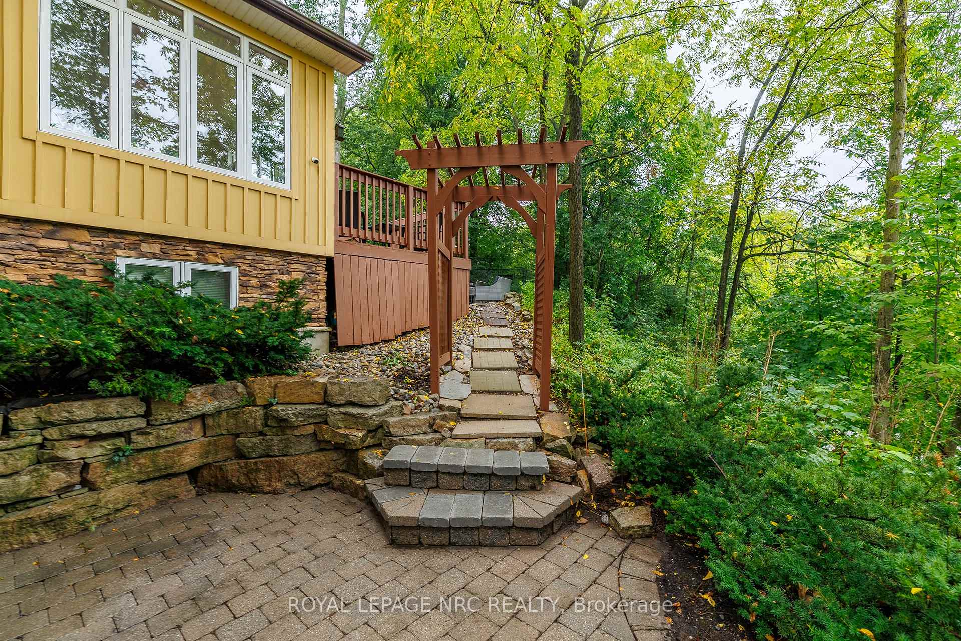 Photo 42 of 50 Tremont Drive, St. Catharines, Glendale/Glenridge — HOMEH