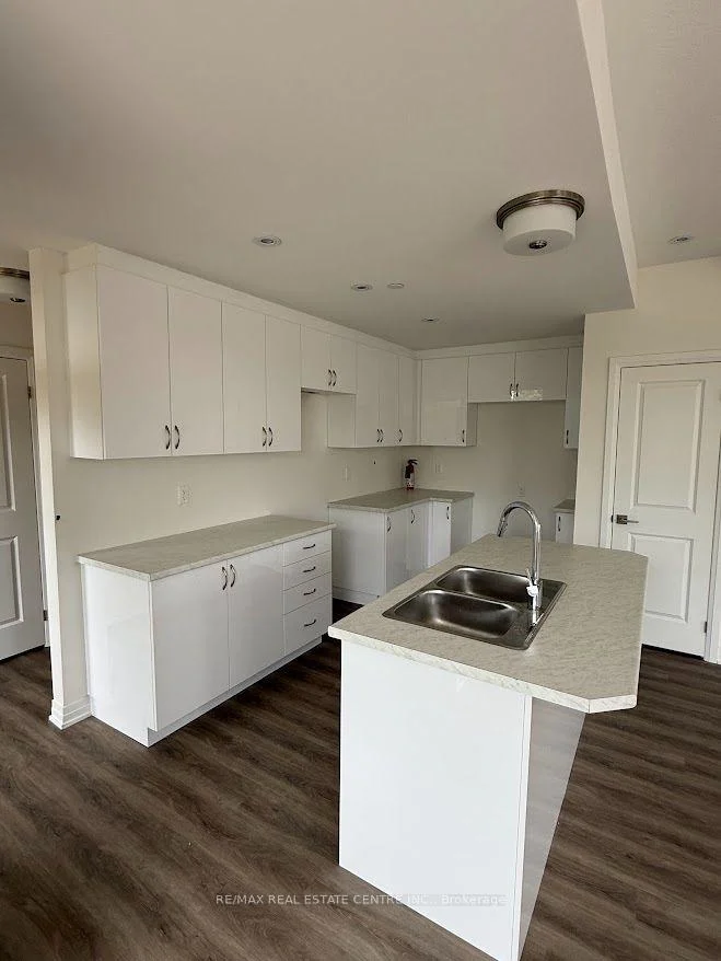 Photo 8 of 933 North Waterdown Drive, Hamilton, Waterdown — HOMEH