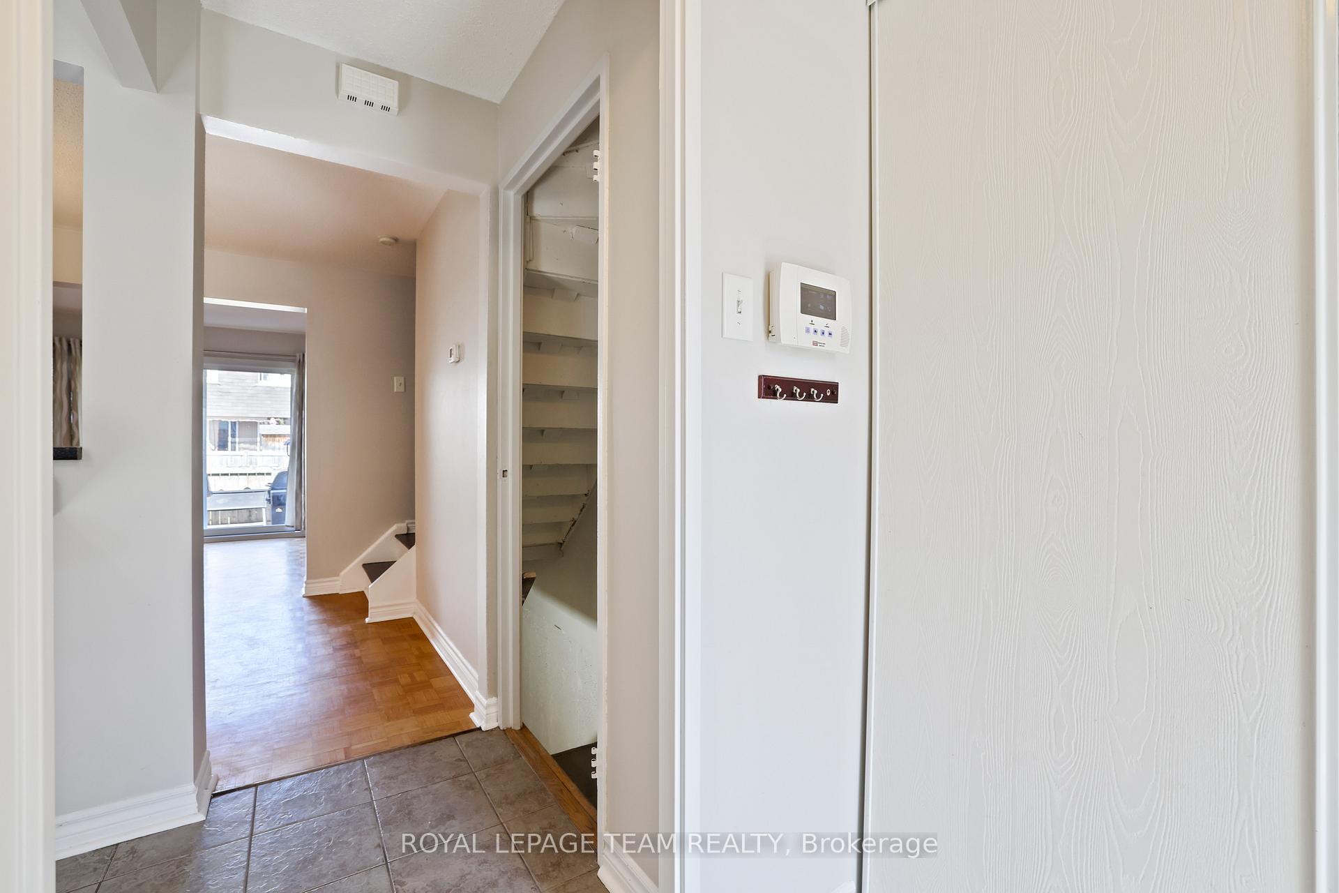 Photo 4 of 2942 Fairlea Crescent, Ottawa, Heron Gate/Industrial Park — HOMEH