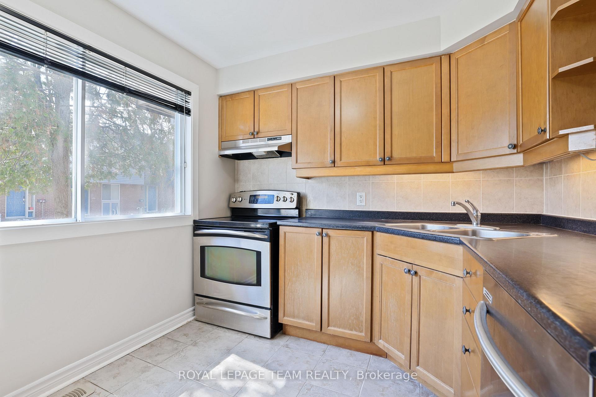 Photo 5 of 2942 Fairlea Crescent, Ottawa, Heron Gate/Industrial Park — HOMEH