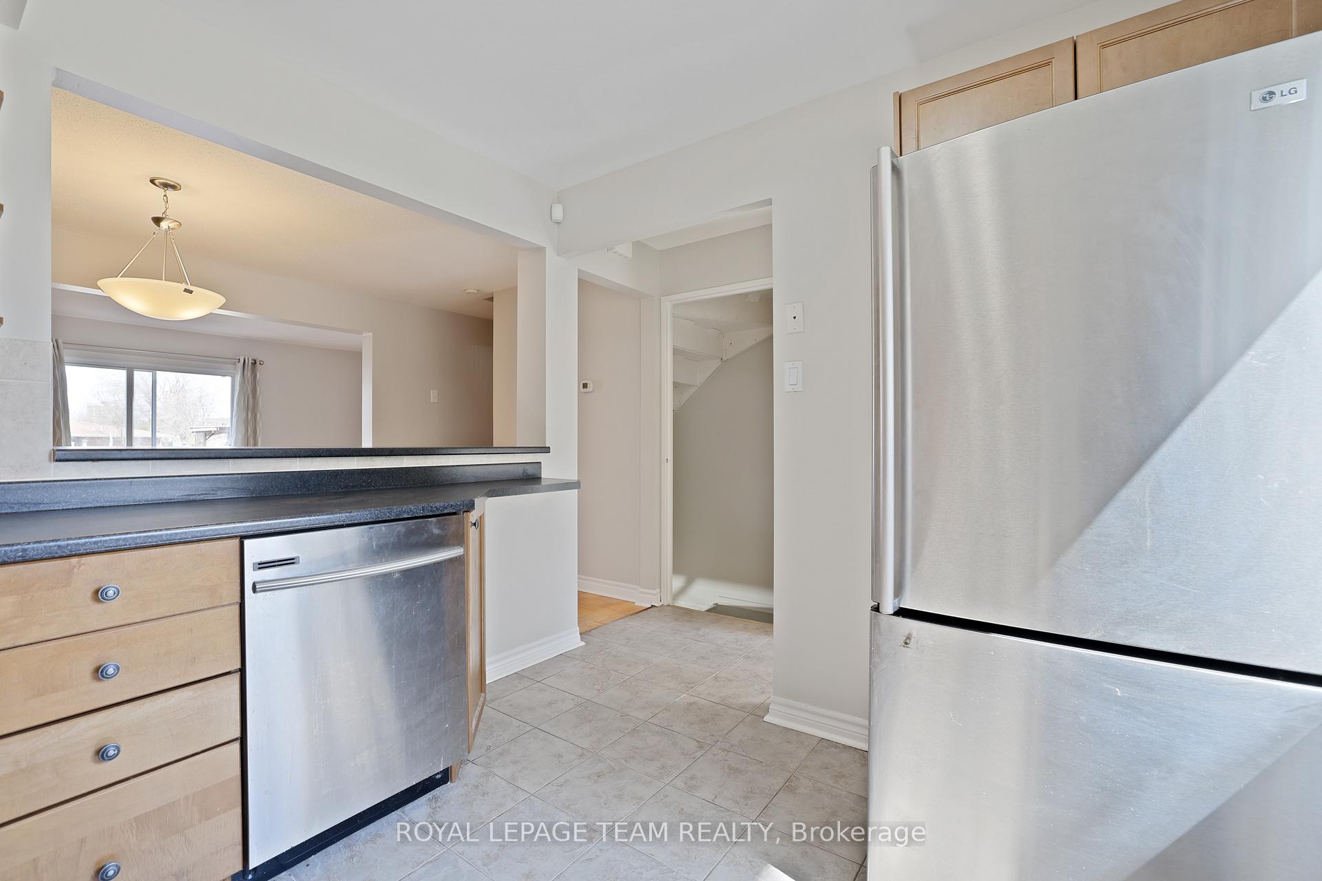 Photo 6 of 2942 Fairlea Crescent, Ottawa, Heron Gate/Industrial Park — HOMEH