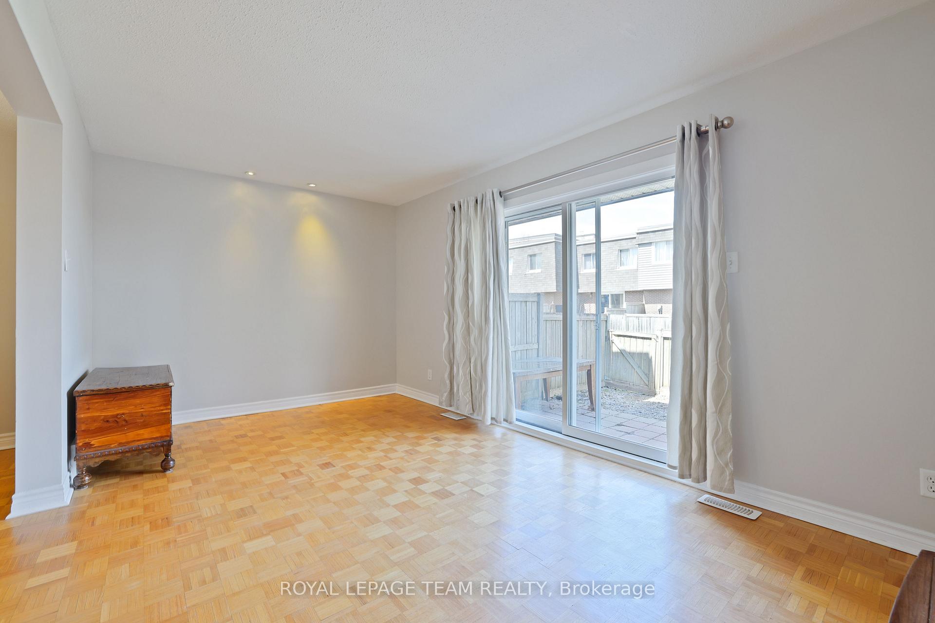 Photo 13 of 2942 Fairlea Crescent, Ottawa, Heron Gate/Industrial Park — HOMEH