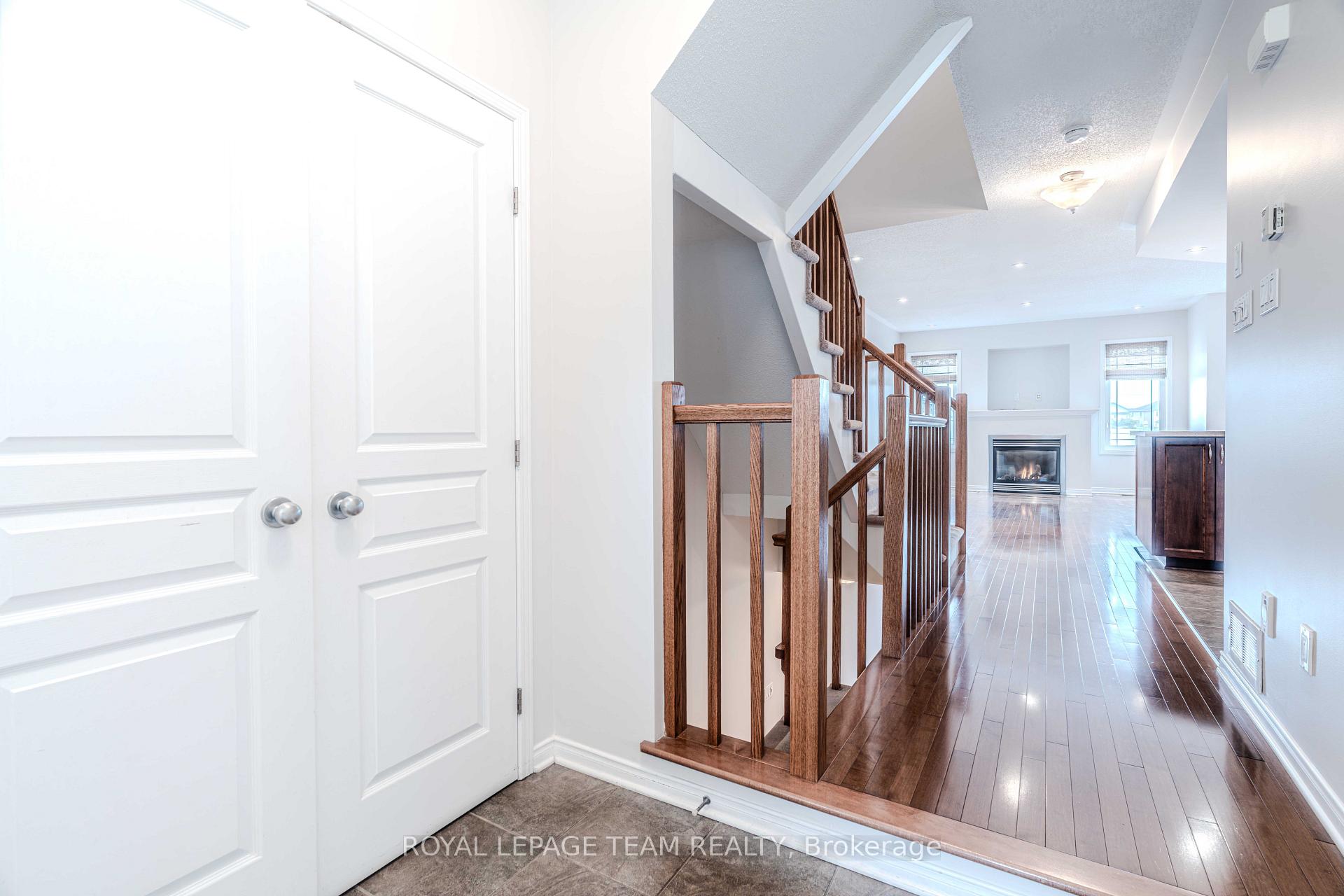 Photo 4 of 506 Pepperville Crescent, Ottawa, Kanata - Emerald Meadows/Trailwest — HOMEH