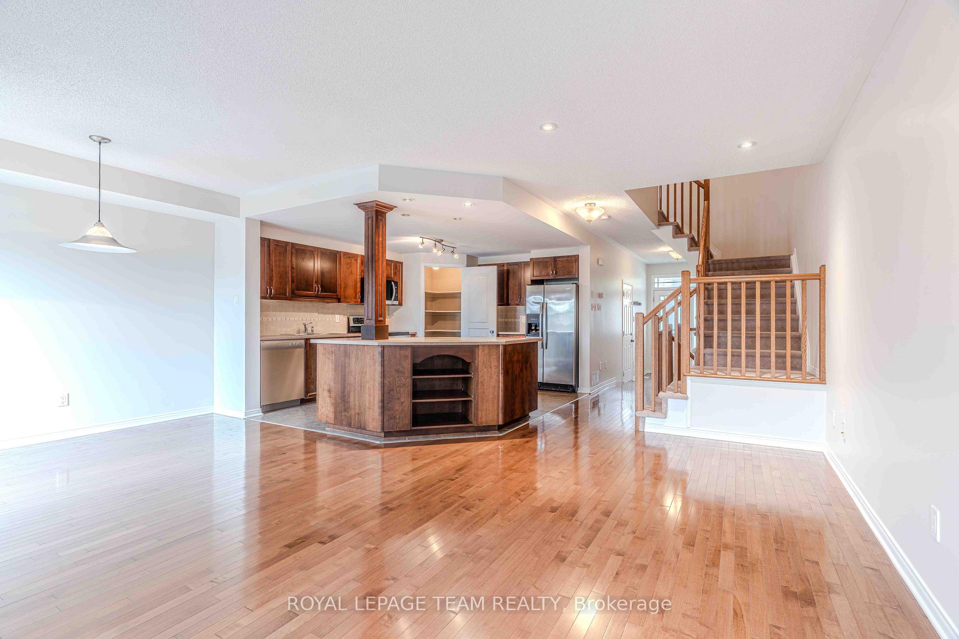 Photo 9 of 506 Pepperville Crescent, Ottawa, Kanata - Emerald Meadows/Trailwest — HOMEH