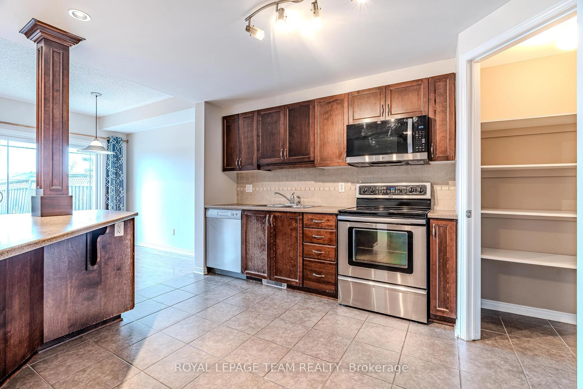 Photo 17 of 506 Pepperville Crescent, Ottawa, Kanata - Emerald Meadows/Trailwest — HOMEH