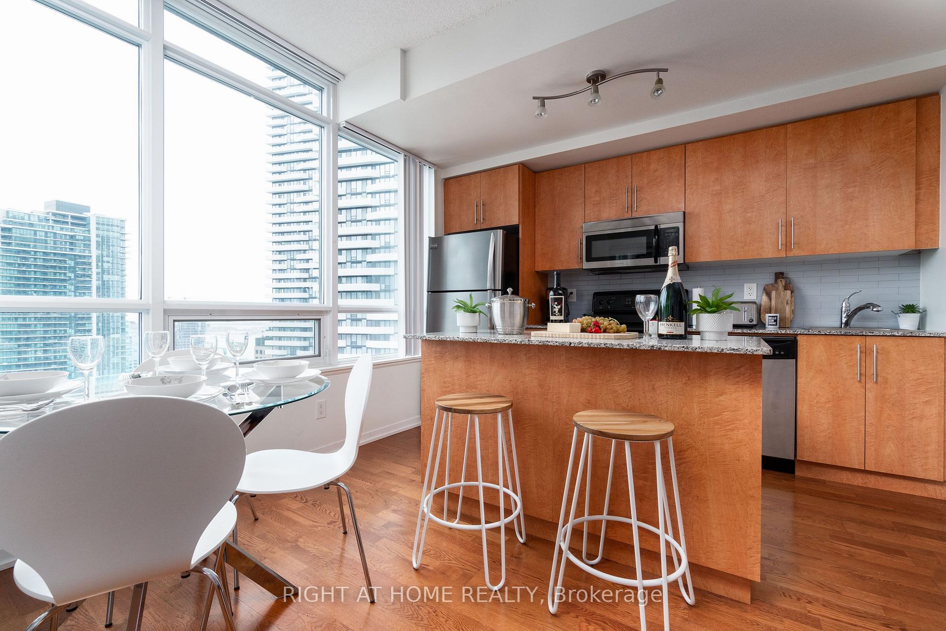 Photo 6 of Unit 3404, 55 Bremner Boulevard, Toronto, Waterfront Communities — HOMEH