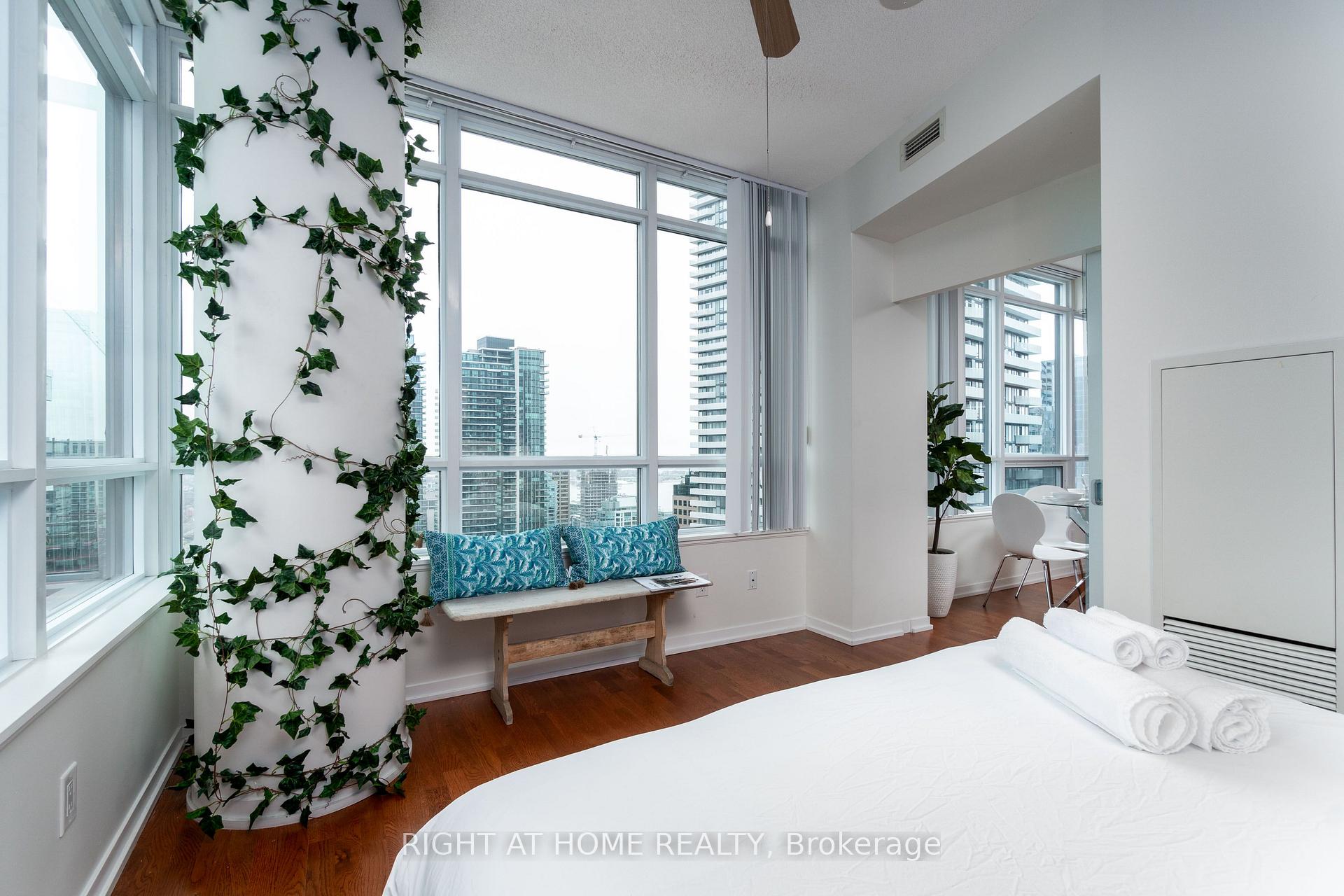 Photo 12 of Unit 3404, 55 Bremner Boulevard, Toronto, Waterfront Communities — HOMEH
