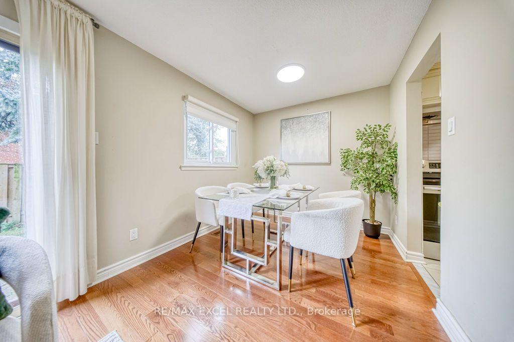 Photo 7 of 4 Harris Way, Markham, Aileen-Willowbrook — HOMEH