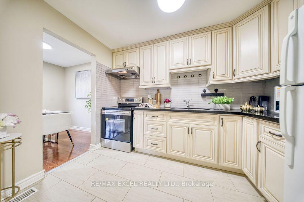 Photo 8 of 4 Harris Way, Markham, Aileen-Willowbrook — HOMEH