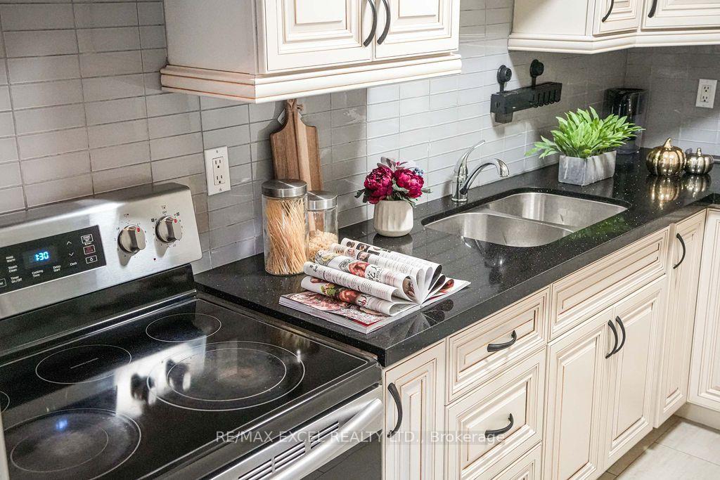 Photo 9 of 4 Harris Way, Markham, Aileen-Willowbrook — HOMEH