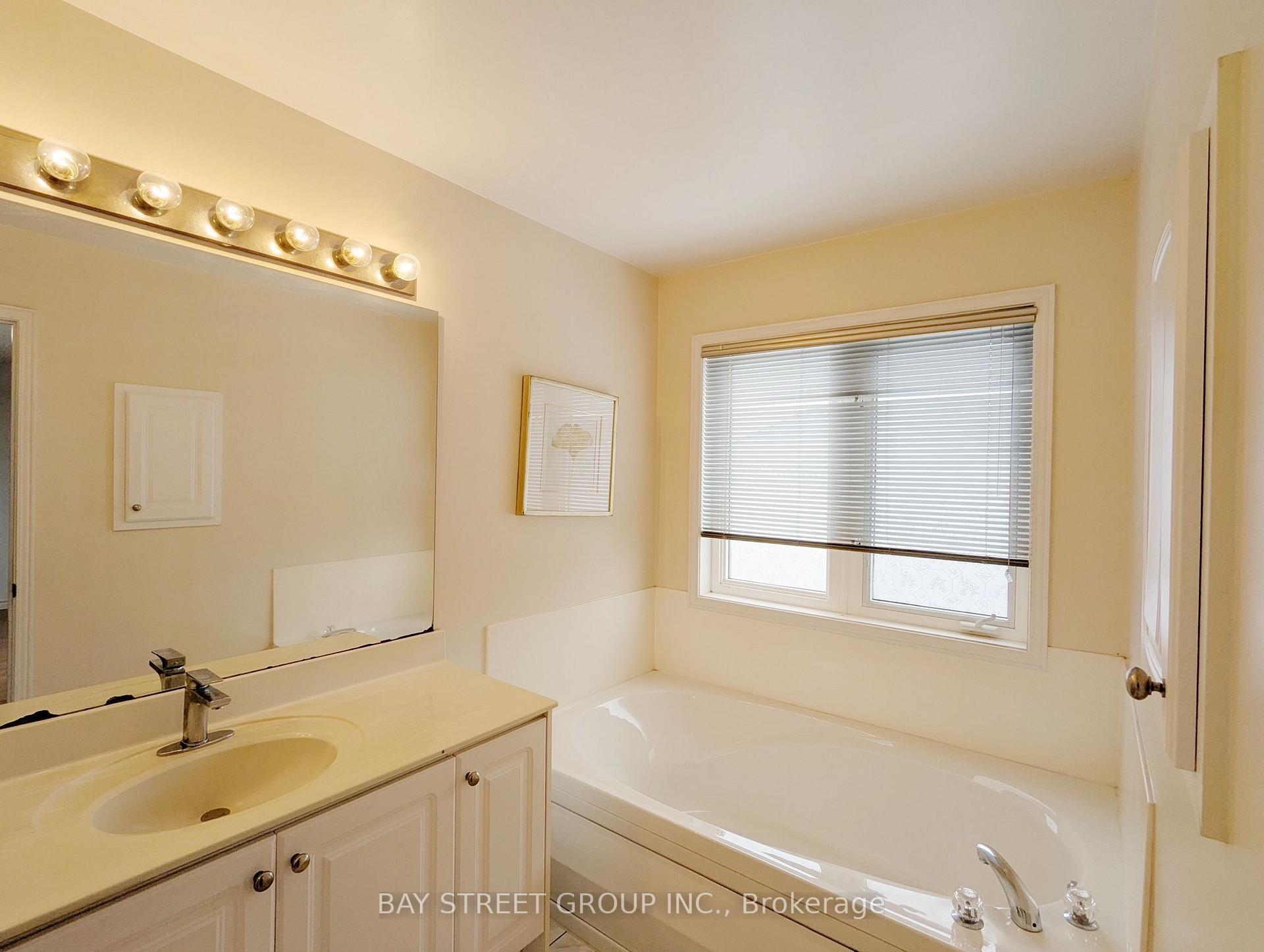 Photo 11 of Upper 165 Worthing Avenue, Markham, Milliken Mills East — HOMEH
